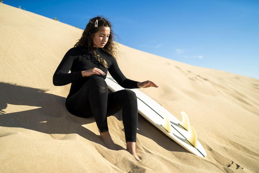 Sandboarding in Peru offers an exhilarating ride down the towering dunes of Huacachina, surrounded by stunning desert landscapes (Source: Internet)